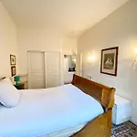 Casa Parigi - Shabby White Flat With Balcony