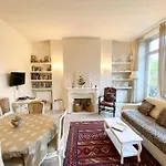 Casa Parigi - Shabby White Flat With Balcony
