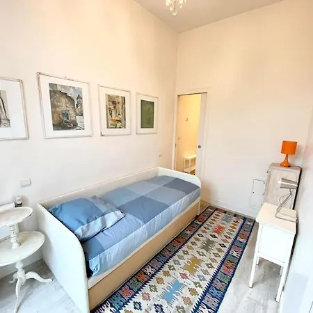 Casa - Shabby White Flat With Balcony